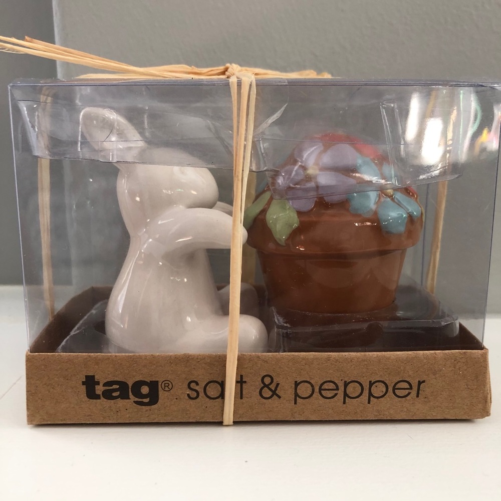 NWT. EASTER SALT AND PEPPER SHAKER BY TAG.